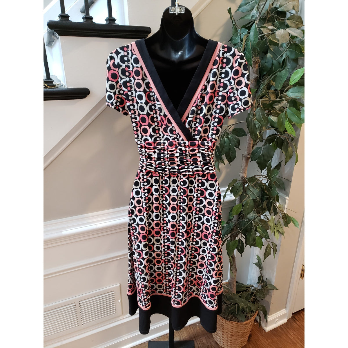 Sandra Darren Dress Women 6 Black Pink White Geometric Print Fit Flare V-Neck