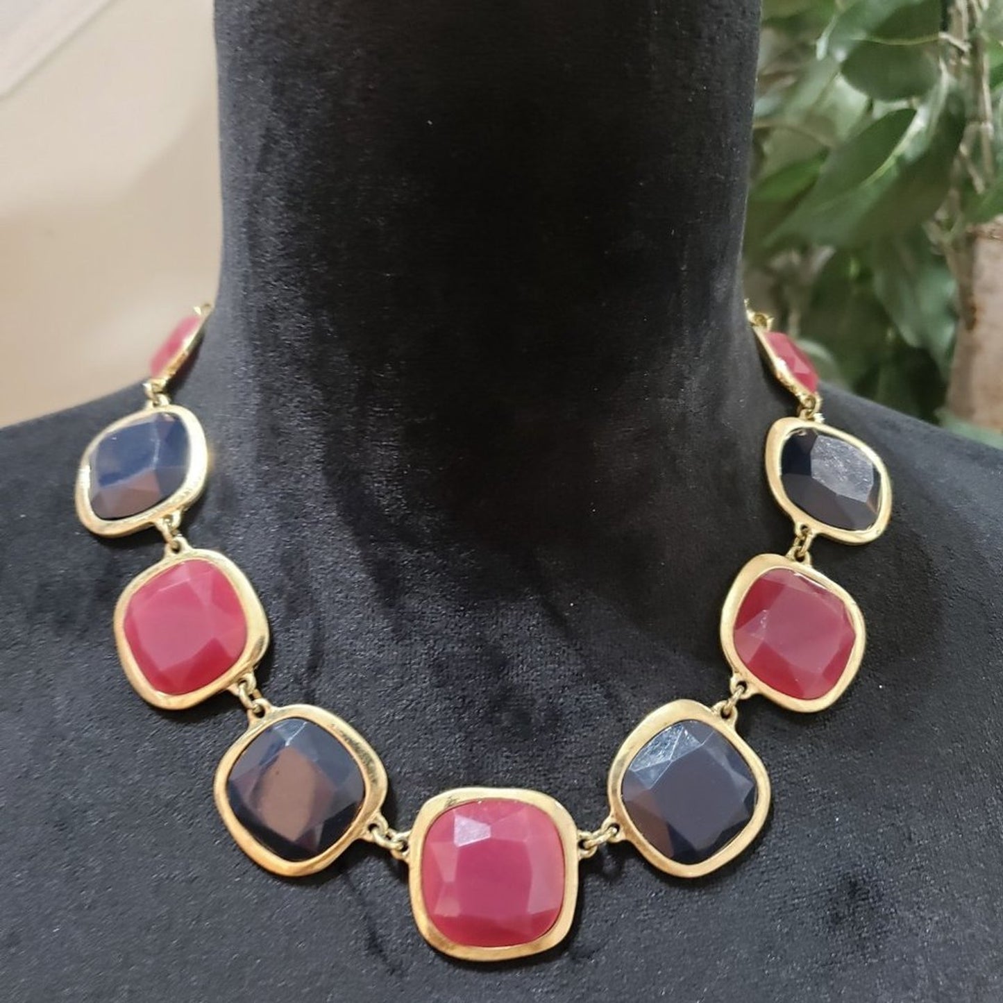 Womens Fashion Red Black Lucite Acrylic Stone Statement Necklace Lobster Clasp