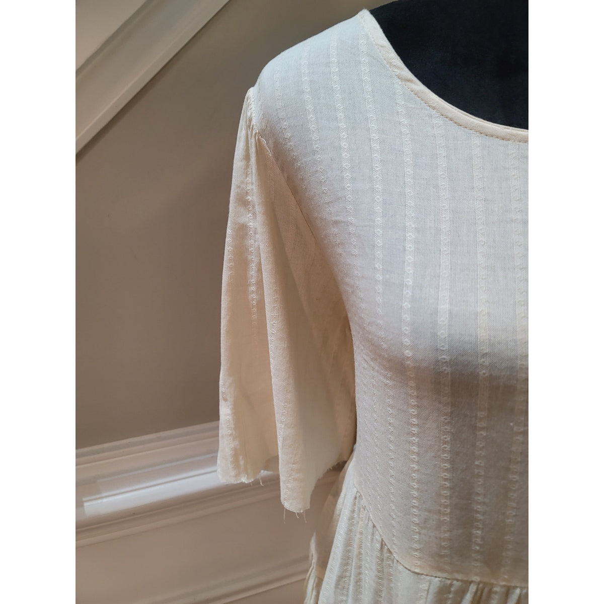 Cato Blouse Top Women SZ 22/24W Off-White Tiered Raw Edge Keyhole Flutter Sleeve