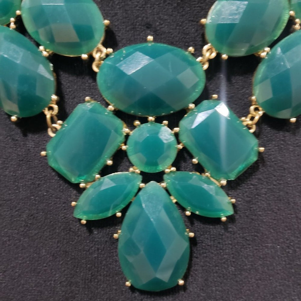 Womens Fashion Green Color Faceted Rhinestones Statement Necklace with Lobster