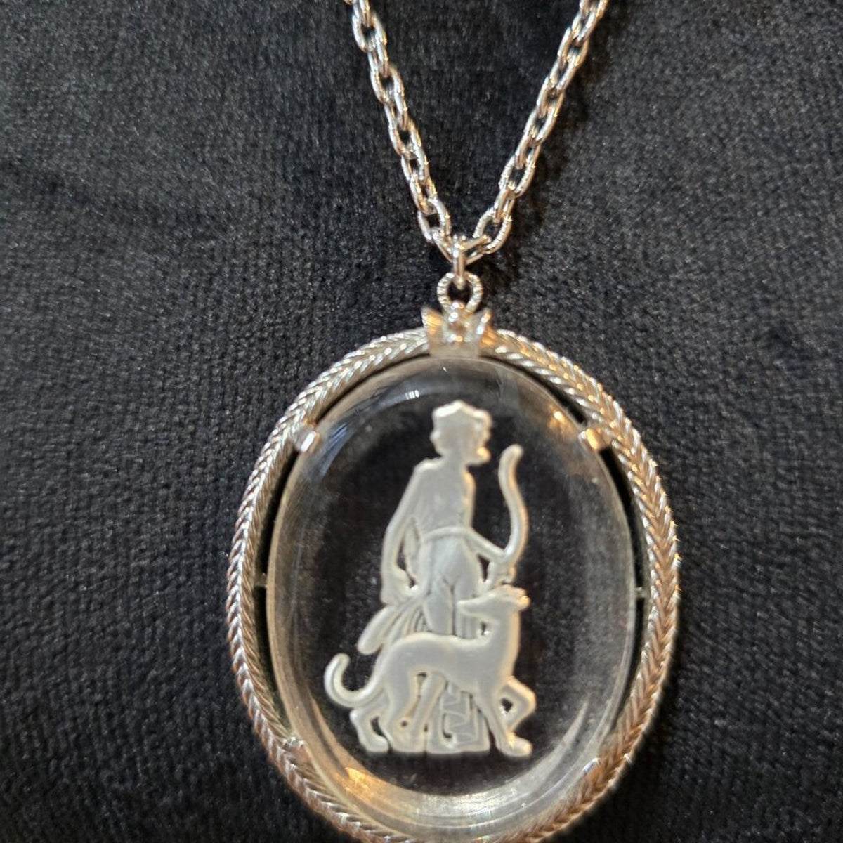 VTG Womens Silver Tone Avon Intaglio Pendant Goddess Diana Necklace with Lobster