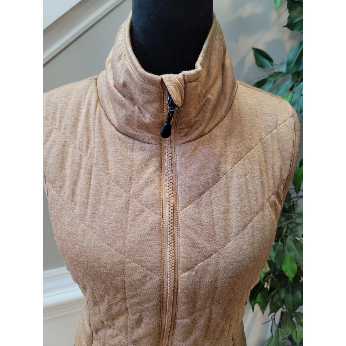 Bagatelle Gilet Vest Women Small Camel Quilted Front Zipper Sleeveless Mock Neck