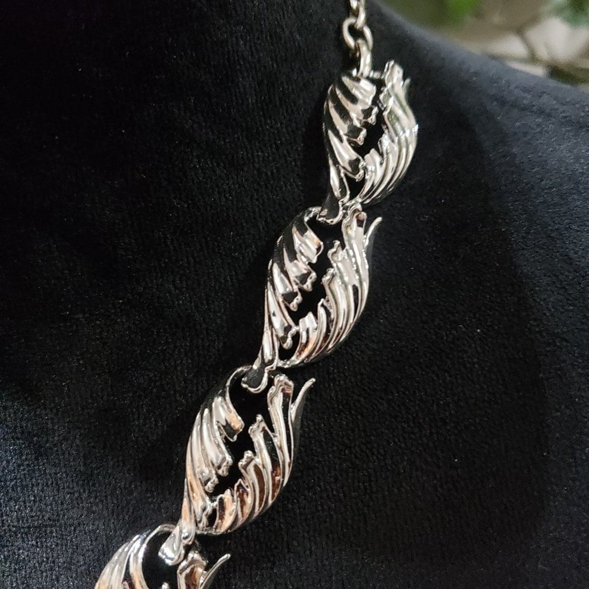 Vintage Womens Silver Tone Curved Textured Leaf Link Necklace with Hook & Loop
