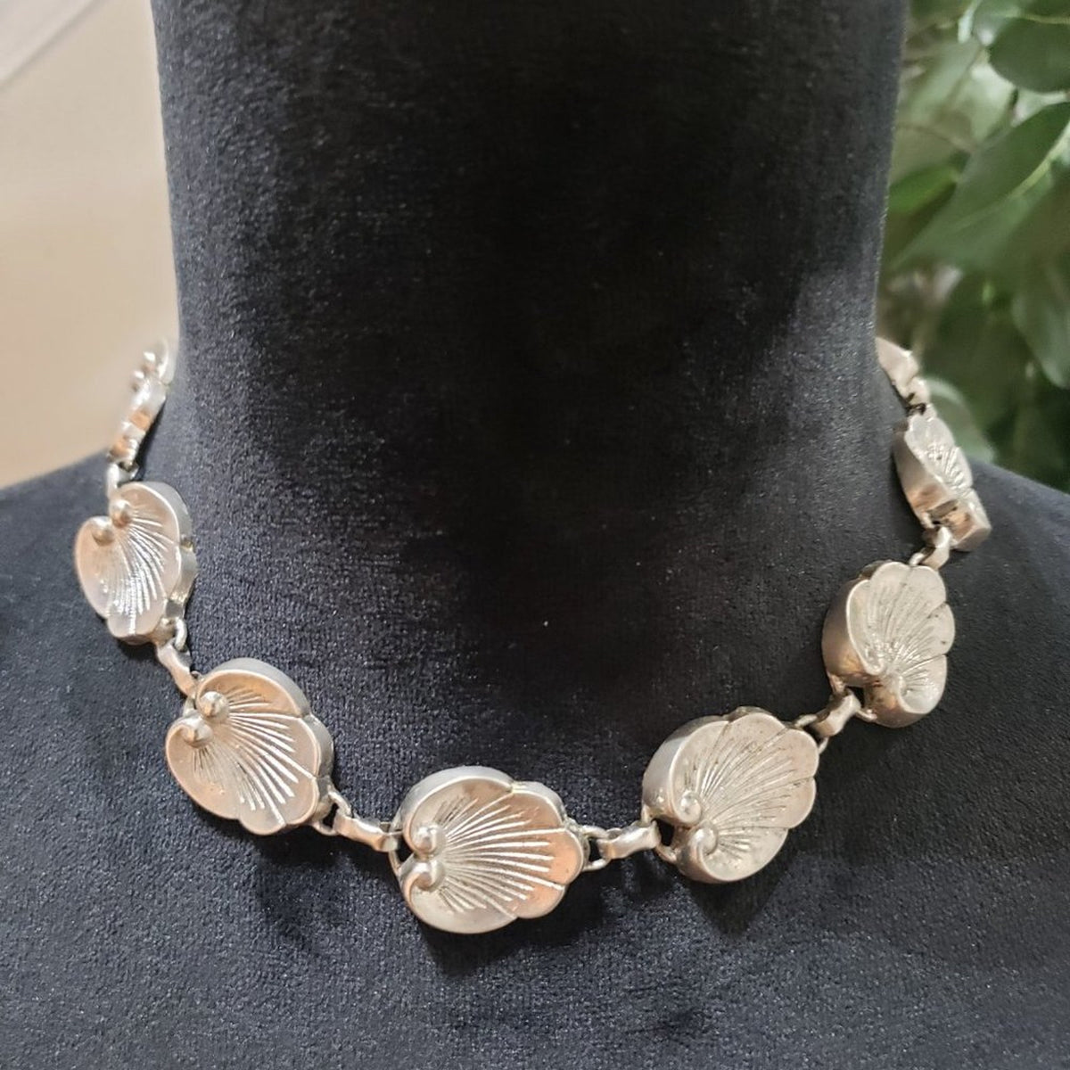 Women Fashion Textured Pansy Silver Tone Choker Collar Necklace with Pearl Clasp