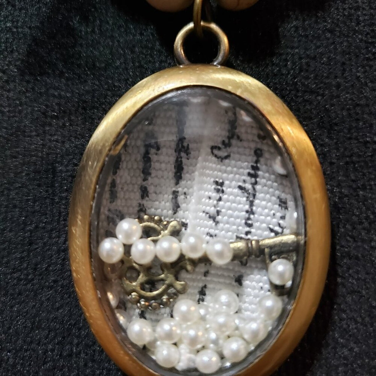 Womens Fashion Faux Pearl Gold Tone Oval Key Pendant Necklace with Lobster Clasp