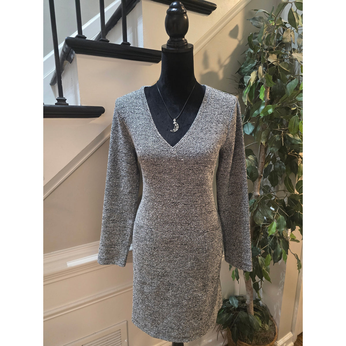 Lou & Grey Knit Dress Women's Size Medium Gray V-Neck Knit Long Sleeves