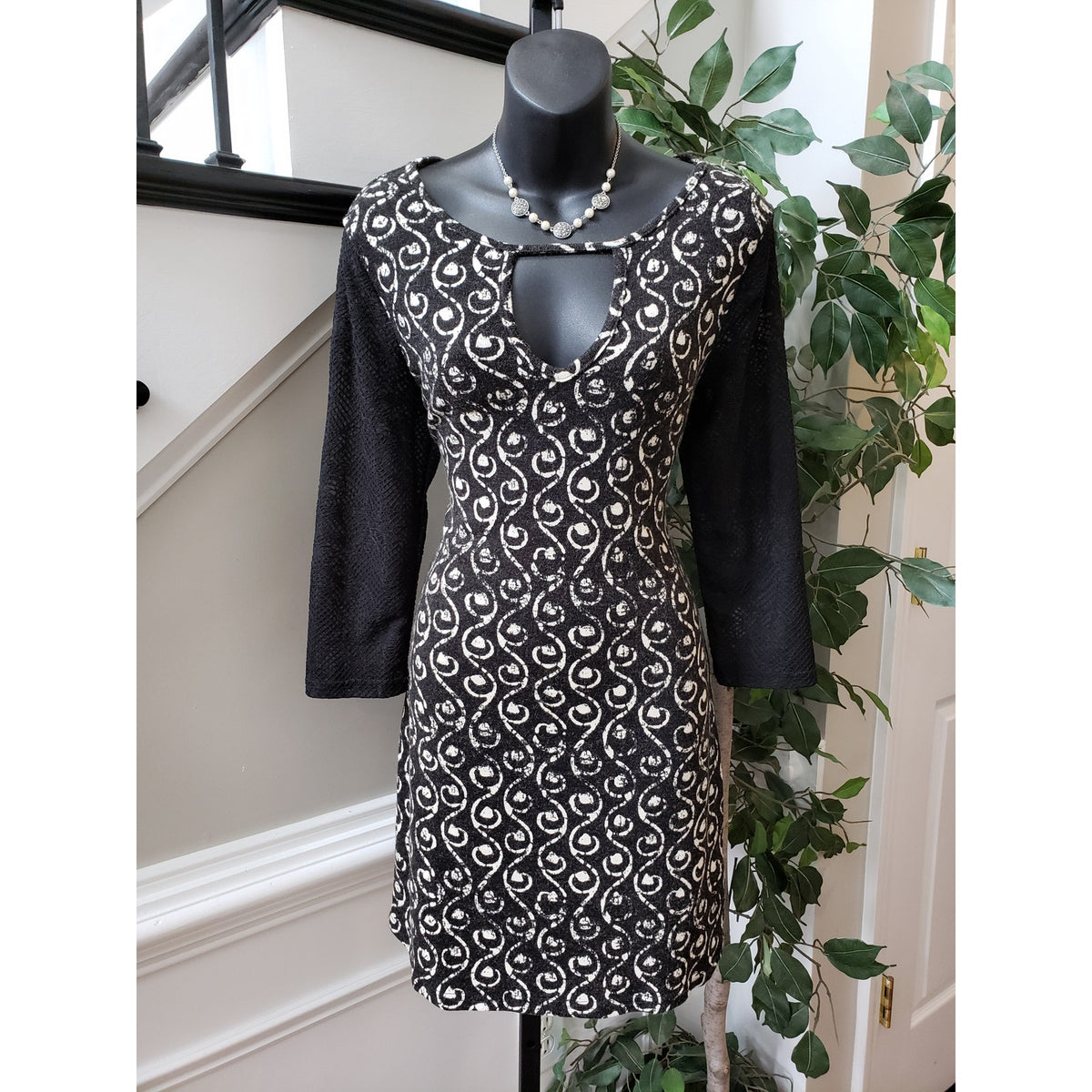 Aryeh Knee Length Dress Womens Small Black White Geometric Keyhole Round Neck