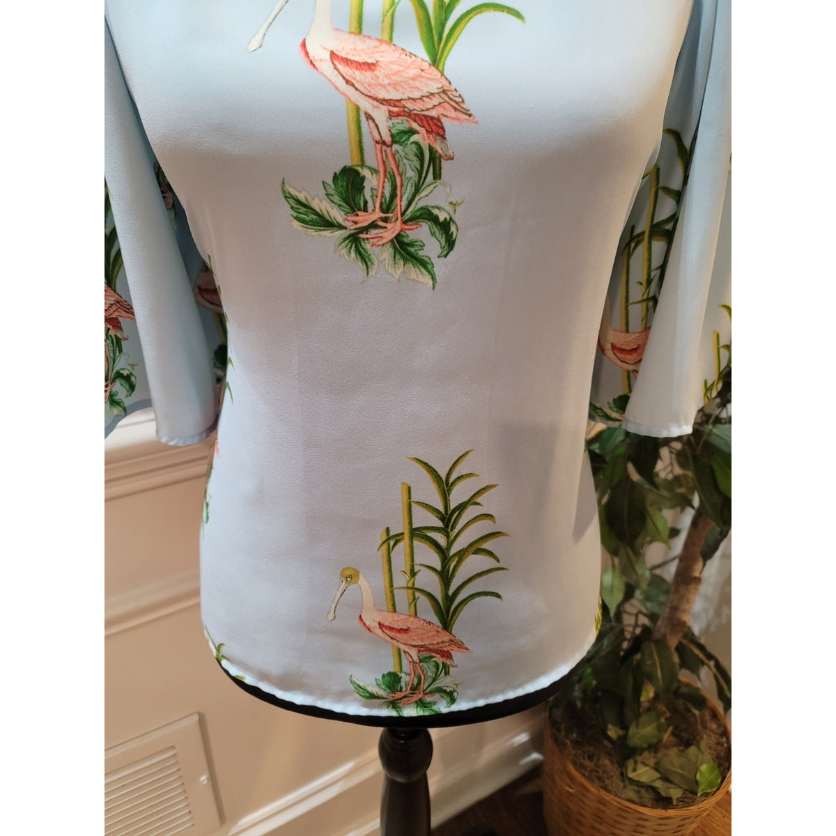 Ann Taylor Blouse Top Women's Small Blue Flamingo Keyhole Back Flutter Sleeves