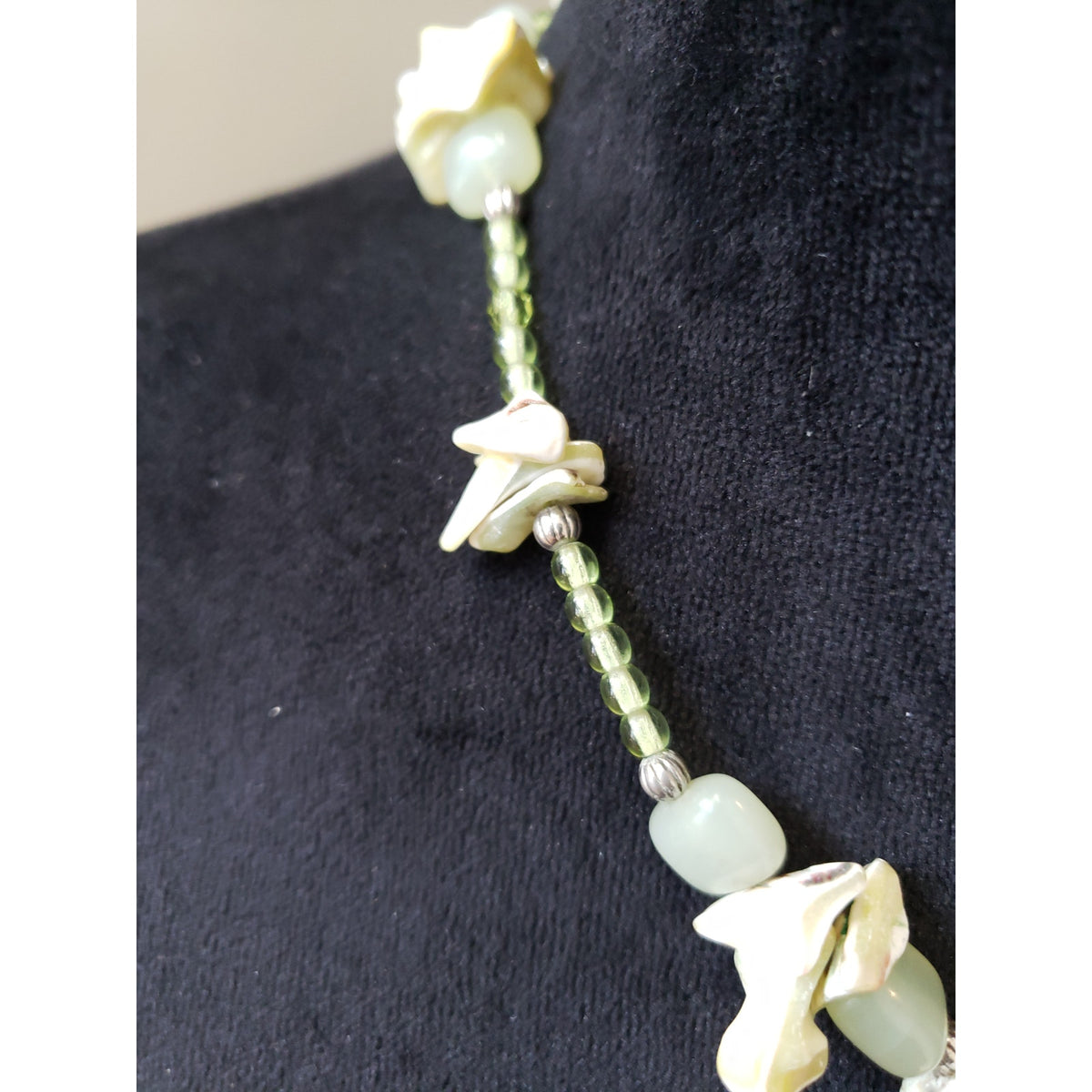 Womens Fashion Irregular Chip Gravel Beads Palmstone Pendent Necklace Jewelry