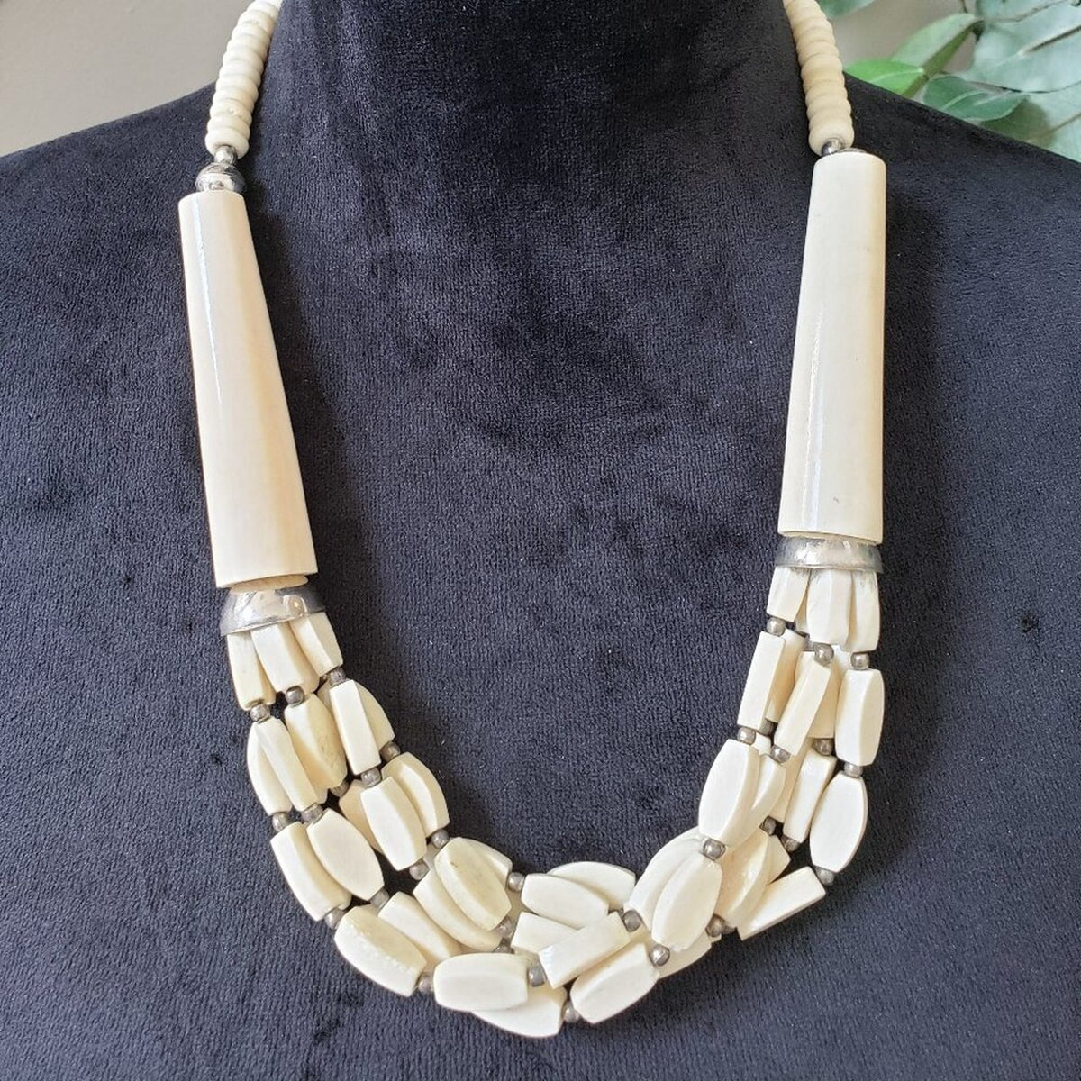 Women Fashion White Carved Bone Hairpipe Beads Collar Necklace with Barrel Clasp