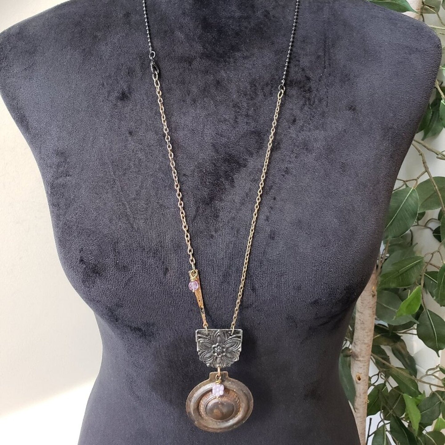 Women Gold Tone Curb Chain Medallion Pendant Necklace Jewelry with Lobster Clasp