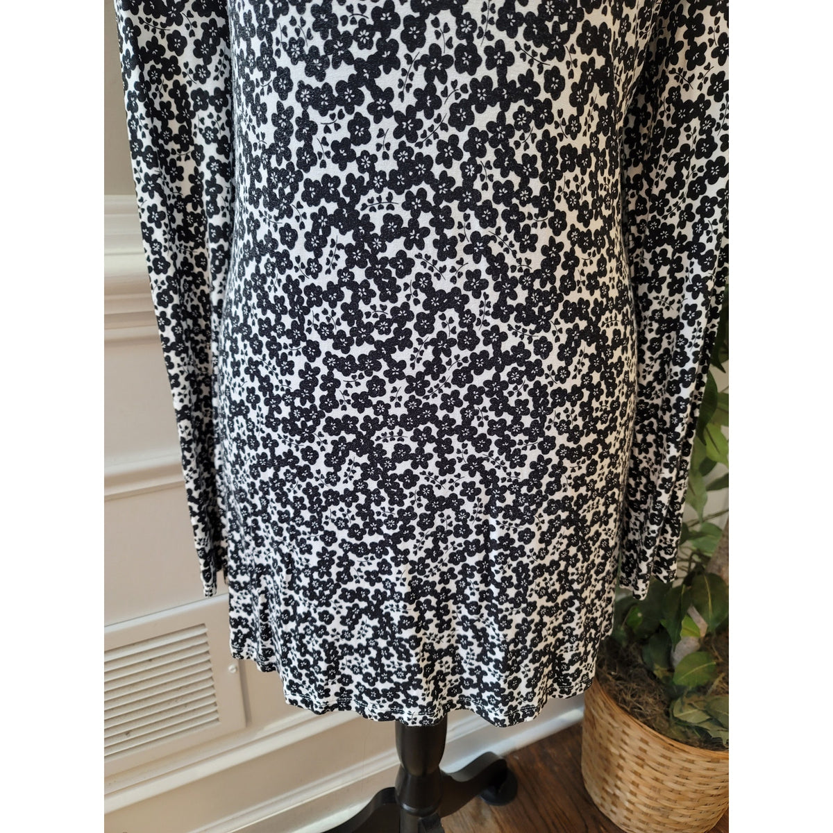 J.Jill Wearever Collection Tunic L Black White Ditsy Floral Scoop Long Sleeve