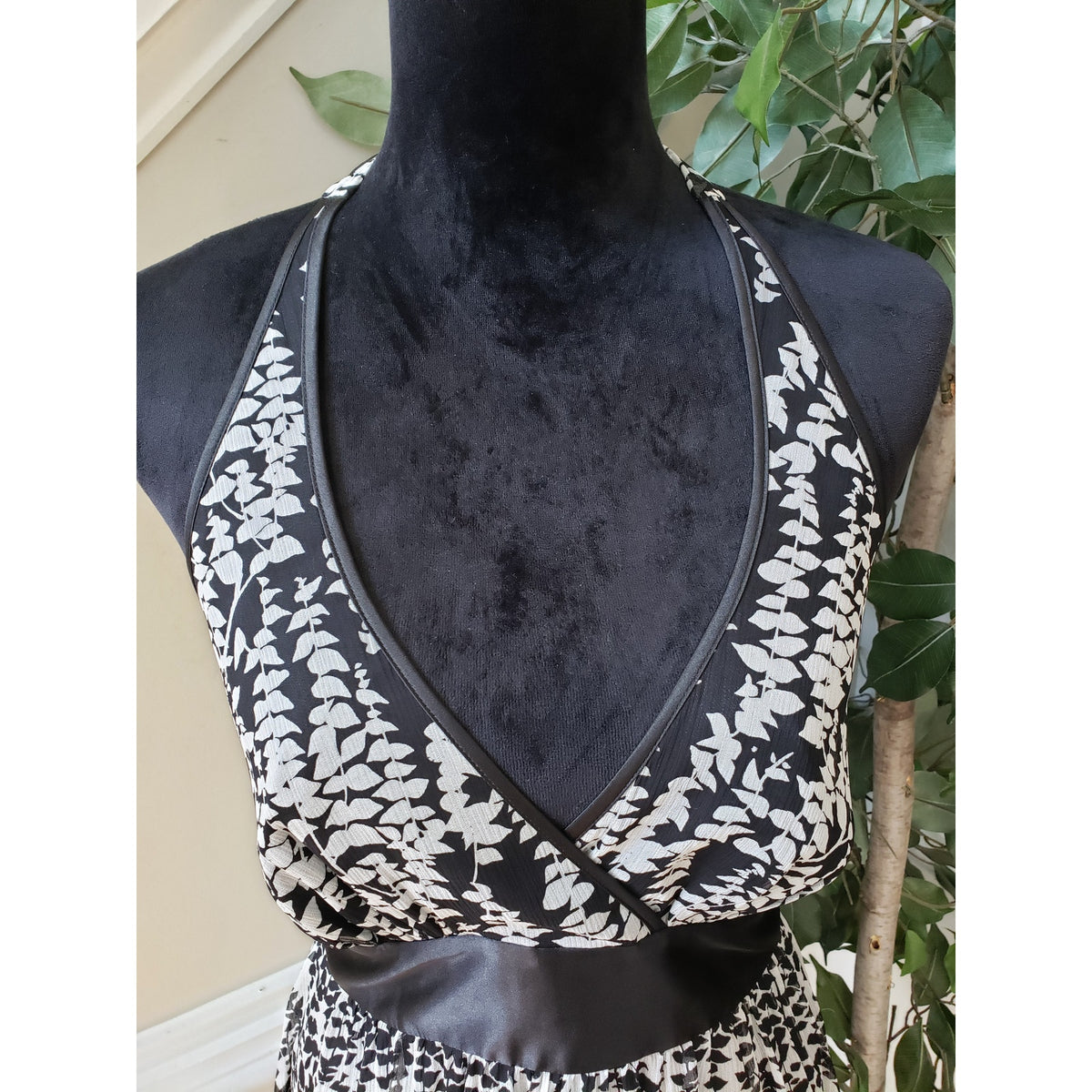Express Sheath Dress Womens Medium White & Black Floral Silk Empire Waist Halter