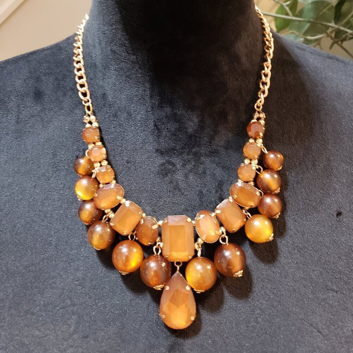 Women Fashion Amber Lucite Asymmetric Collar Necklace Jewelry with Lobster Clasp