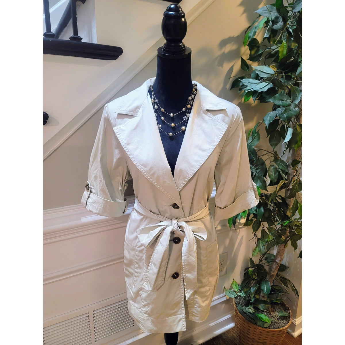 Cabi Safari Jacket Women's Size 12 Beige Notched Lapel Button Front Short Sleeve