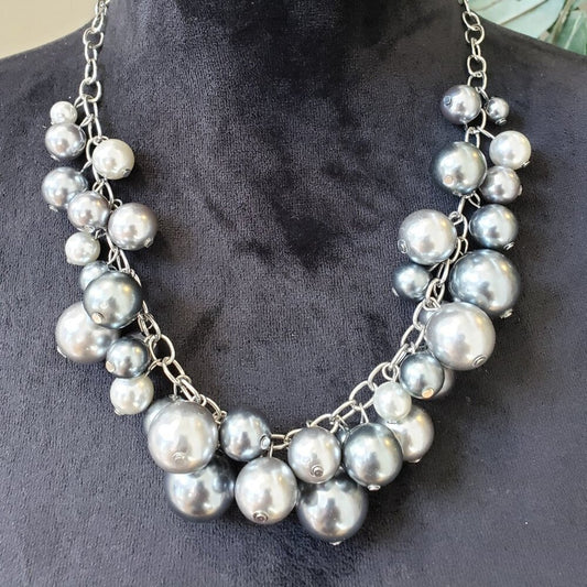 Vintage Womens Gray White Faux Pearl Beaded Necklace Jewelry with Lobster Clasp
