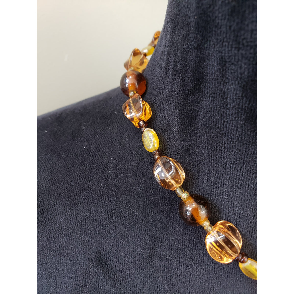 Women Amber Spacer Ball Beads Round Flat Shells Pendant Necklace with Lobster