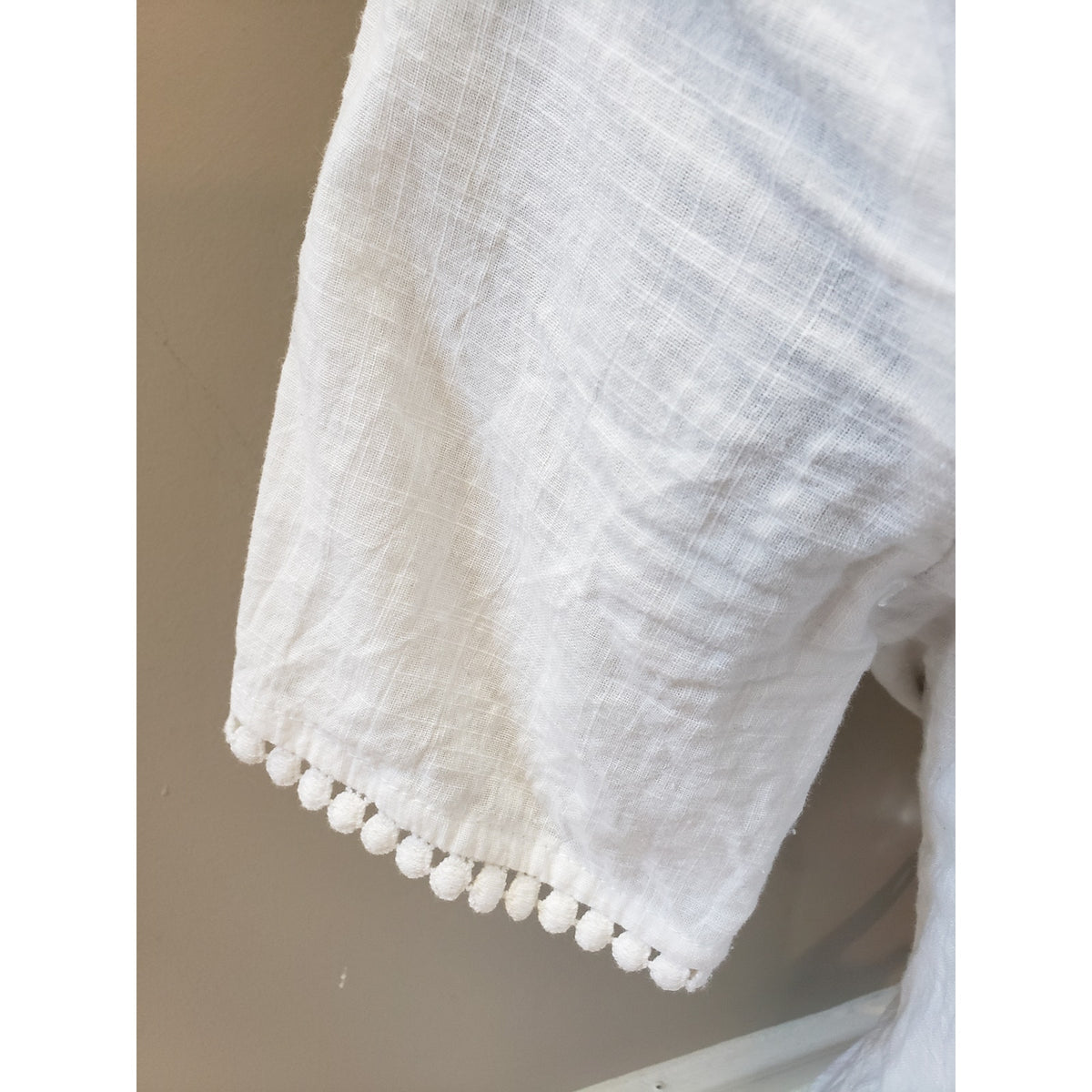 Fashion Port Shift Dress Women Medium White Contrast Tassel V Neck Short Sleeve