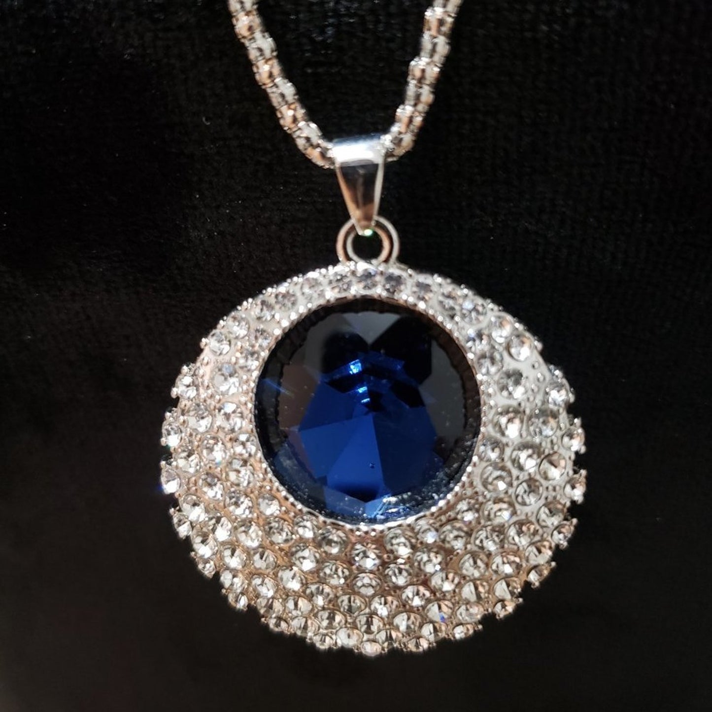 Vintage Womens Blue Rhinestone Inlaid Round Pendant Long Sweater Chain Necklace