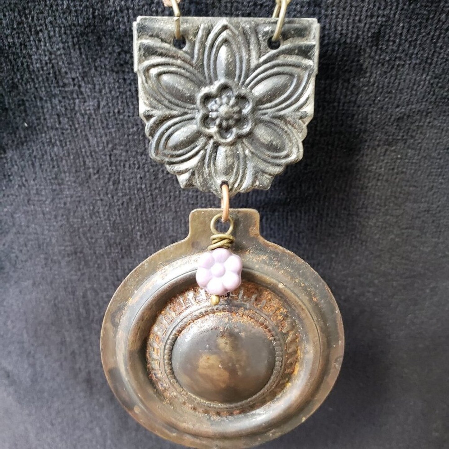 Women Gold Tone Curb Chain Medallion Pendant Necklace Jewelry with Lobster Clasp