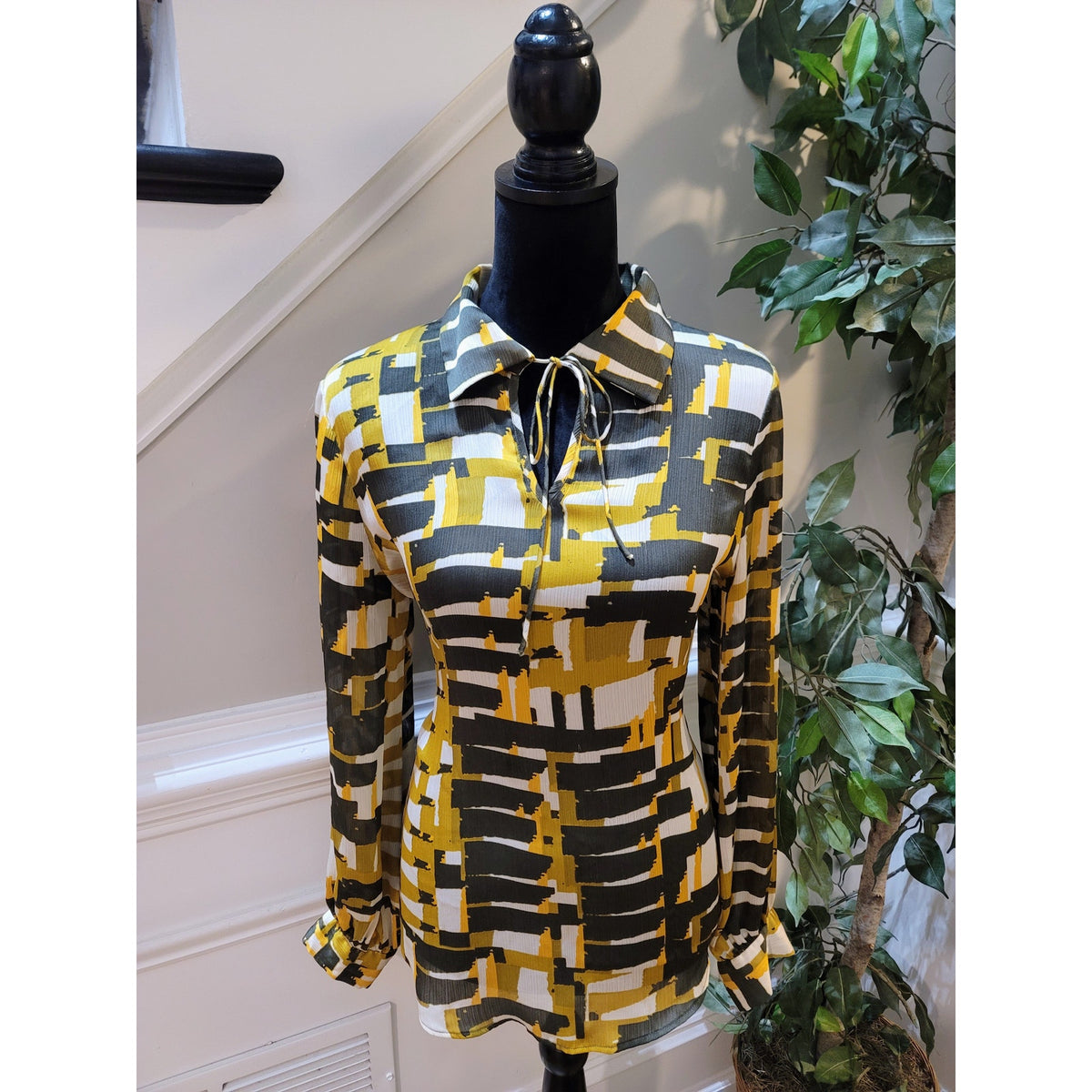 Vince Camuto Blouse Women's Medium Multi Abstract Split Collared Curved Pullover