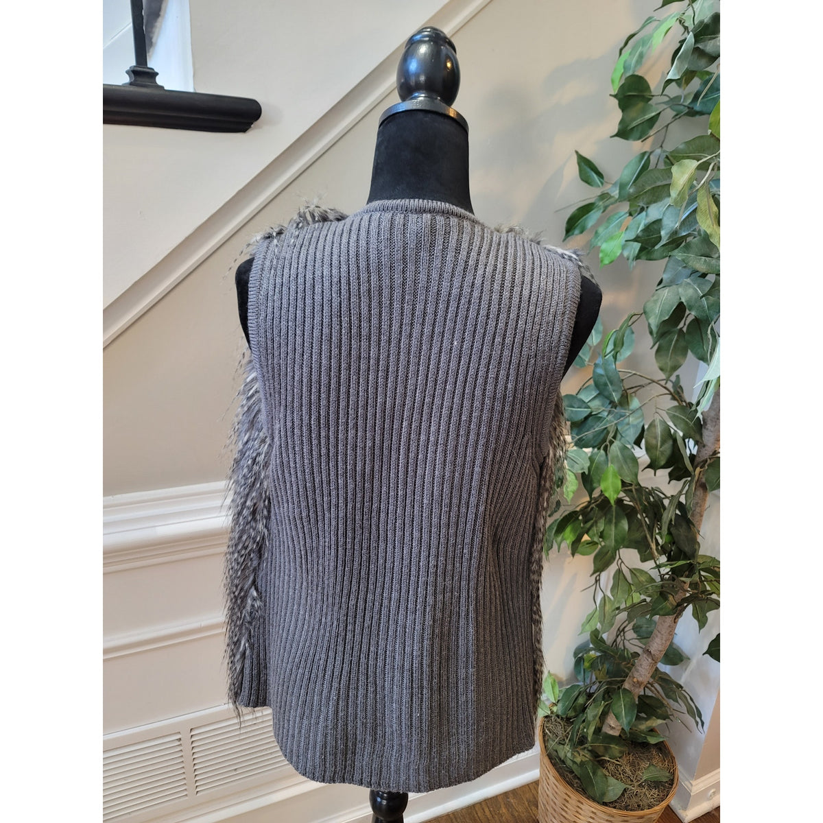 New Directions Faux Fur Vest Women's Large Gray Ribbed Open Front Sleeveless