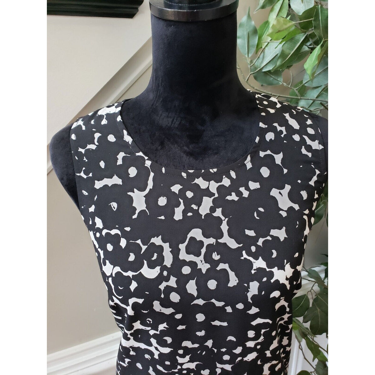 CAbi Women's White Black Floral 100% Polyester Round Neck Sleeveless Top Tank XS