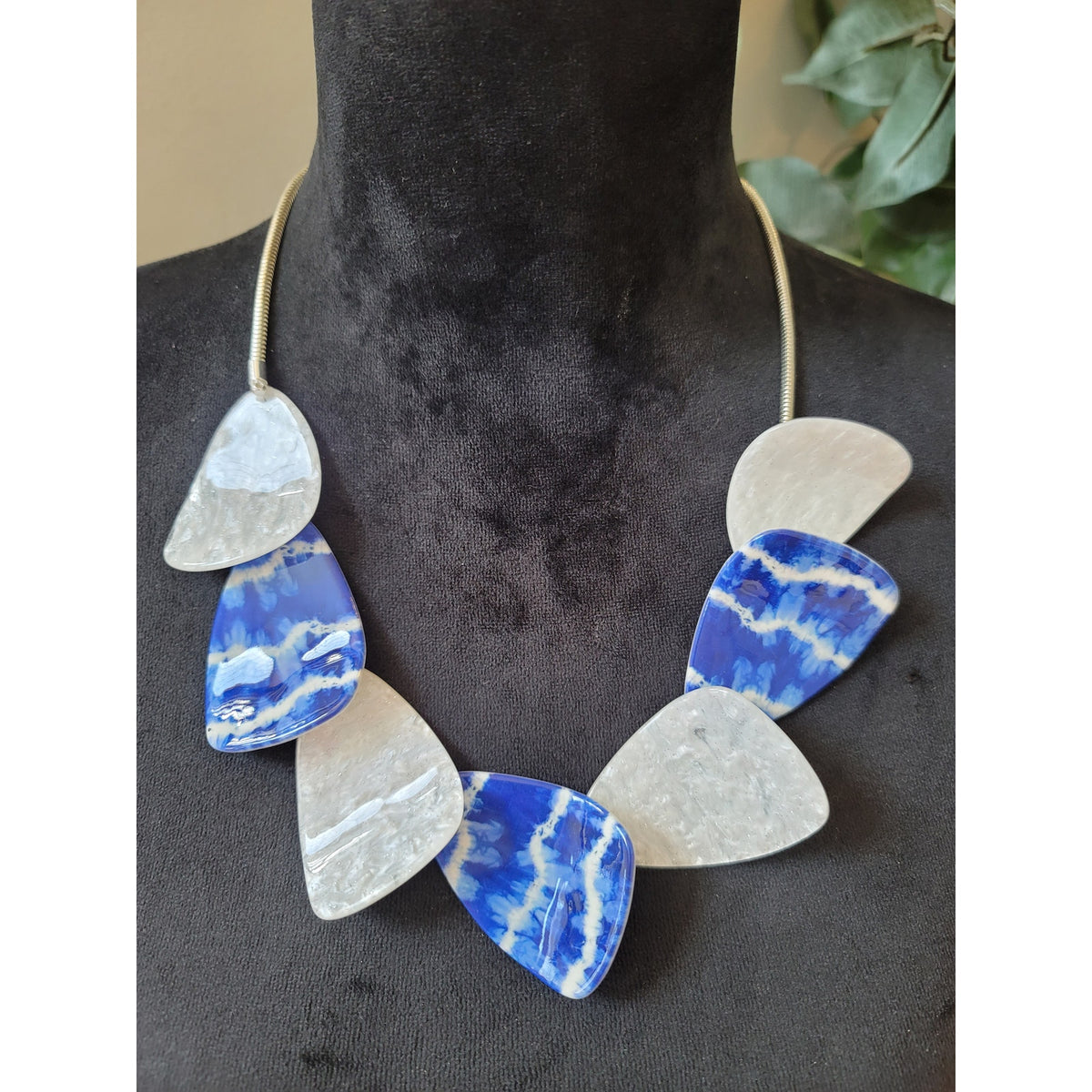 Women's Blue And White Resin Statement Necklace With Lobster Clasps Closure