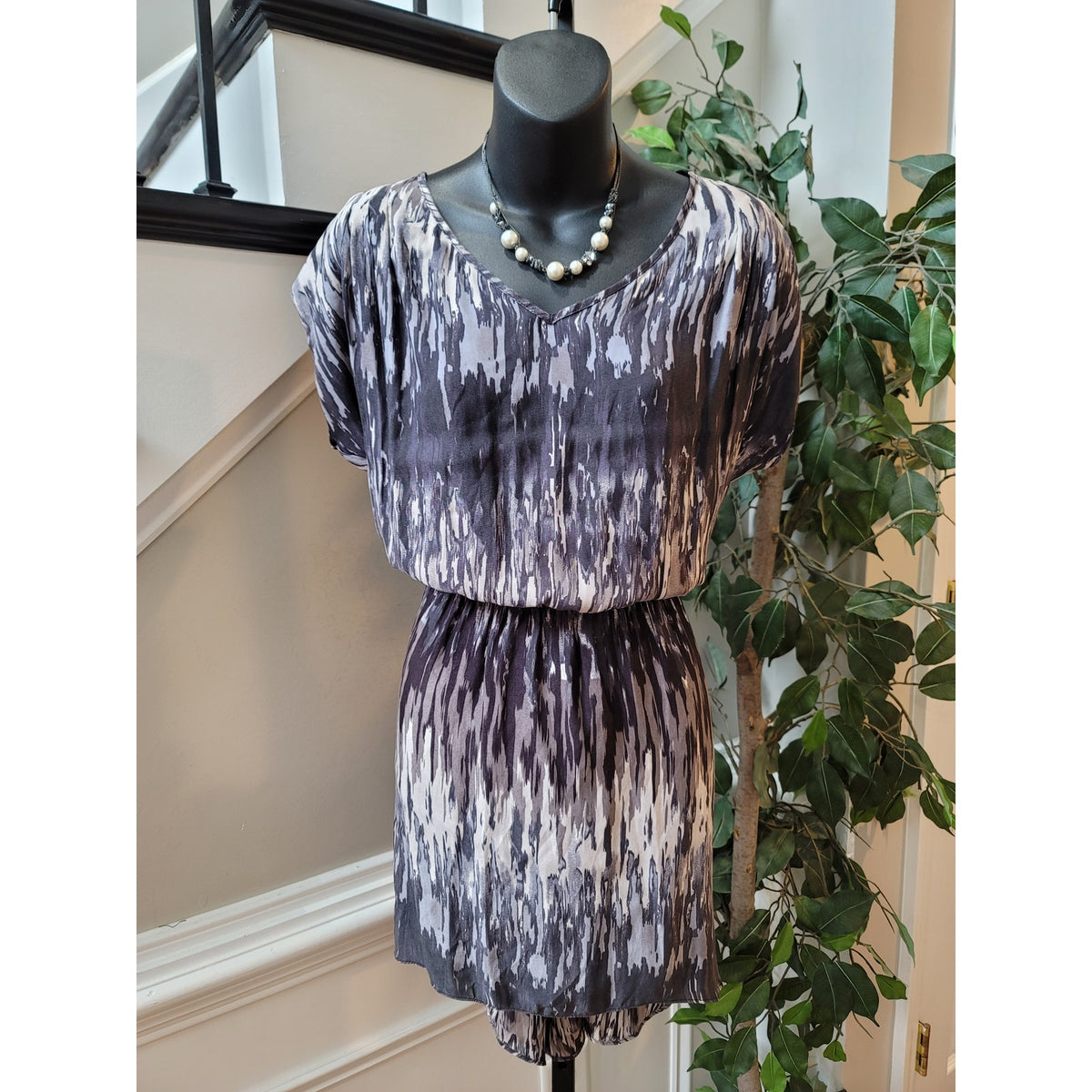 Express Dress Women S-P Black White Printed V Neck Short Sleeve Casual