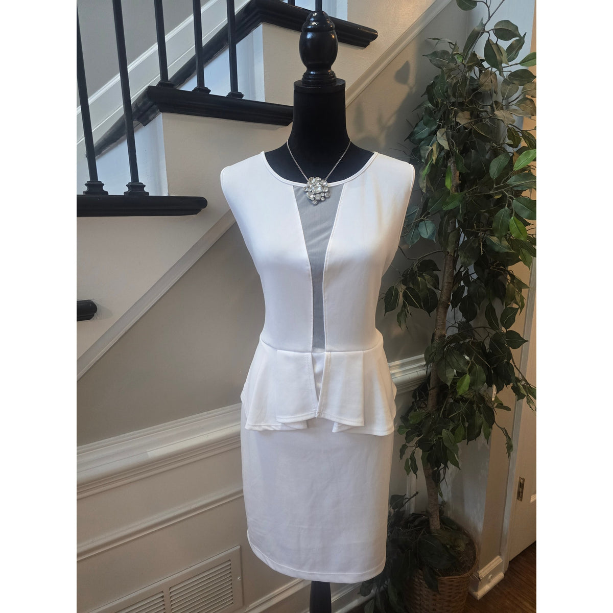 Fashion To Figure Sheath Dress Women's Size 1X White Peplum Waist Back Keyhole