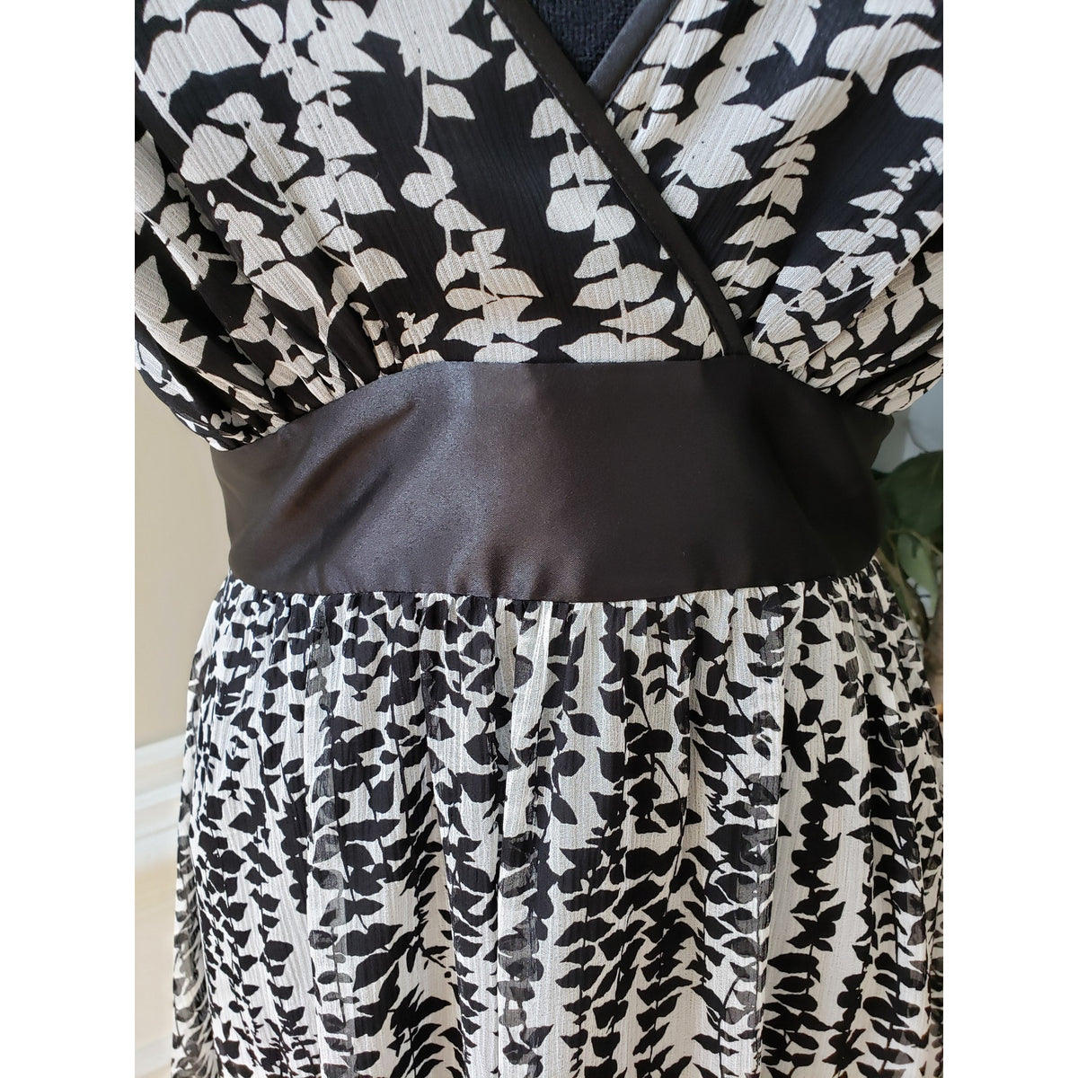 Express Sheath Dress Womens Medium White & Black Floral Silk Empire Waist Halter
