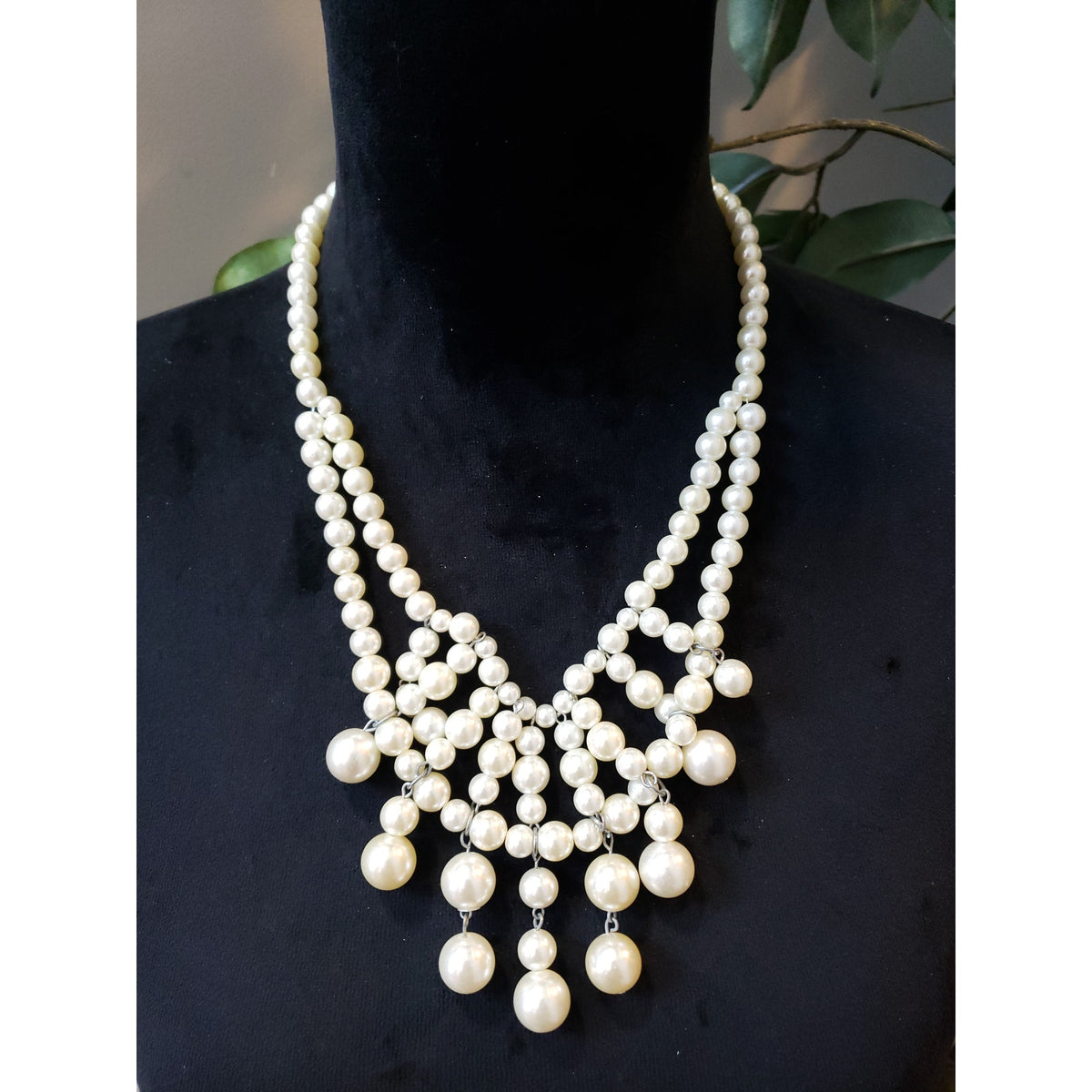 Women Fashion White Faux Pearl Chain Bib Statement Necklace Jewelry with Lobster