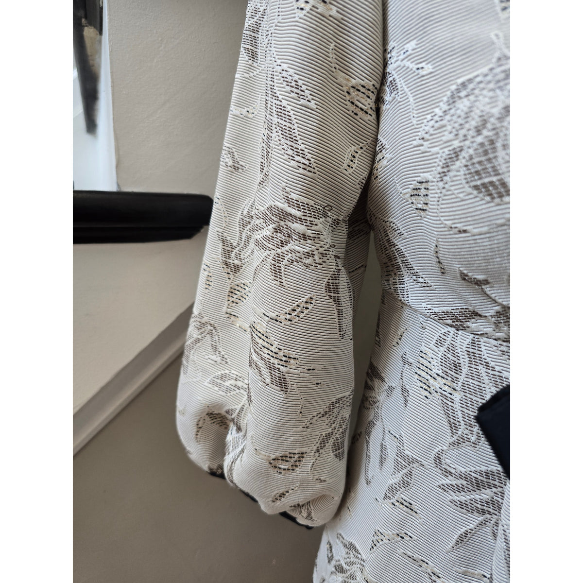 Max and Cleo Cocktail Dress Women's SZ 2 Cream Floral Bow Embossed Puff Sleeves