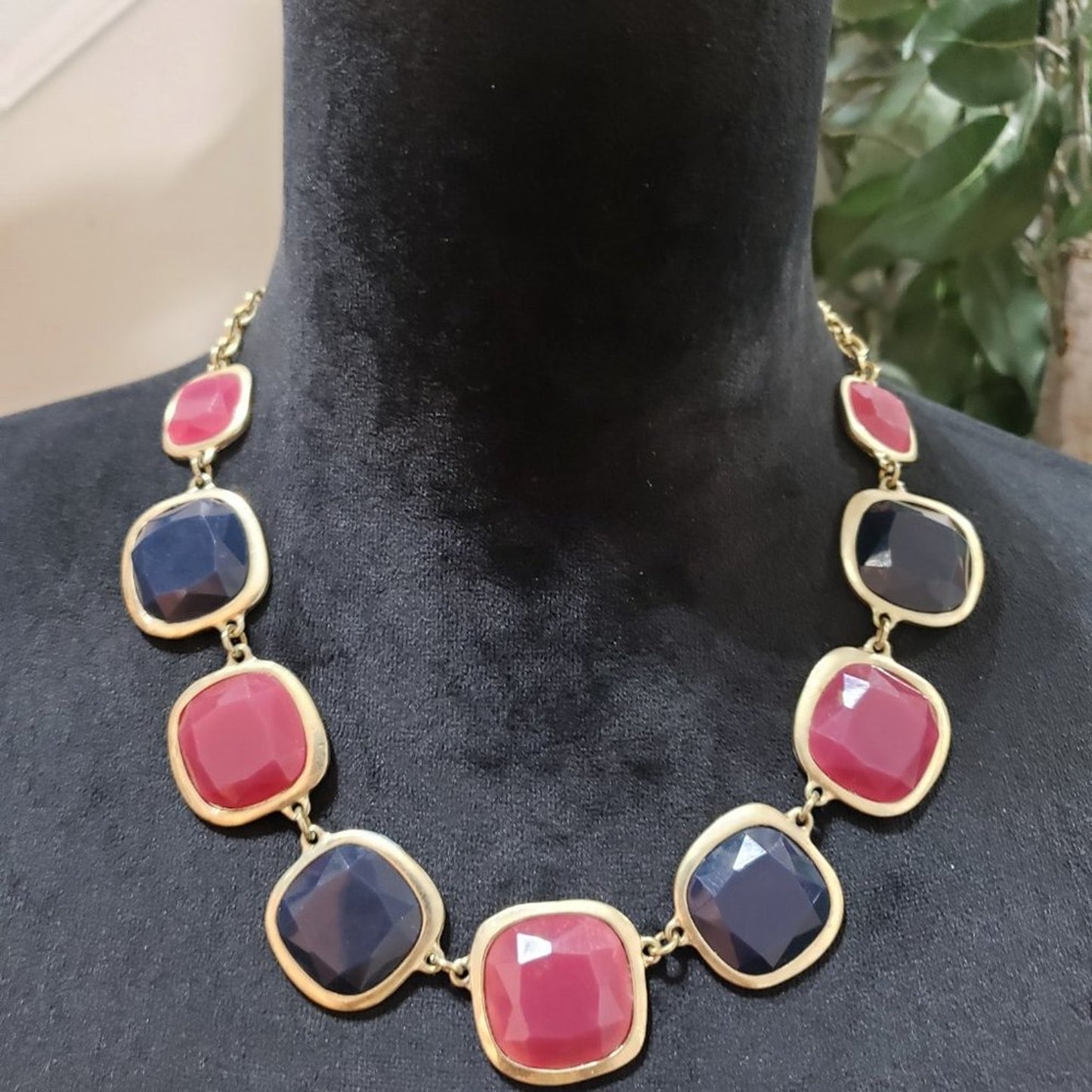 Womens Fashion Red Black Lucite Acrylic Stone Statement Necklace Lobster Clasp