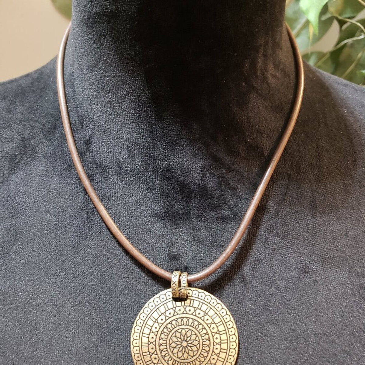 Women Silver Metal Medallion Pendant Leather Chain Necklace with Lobster Clasp