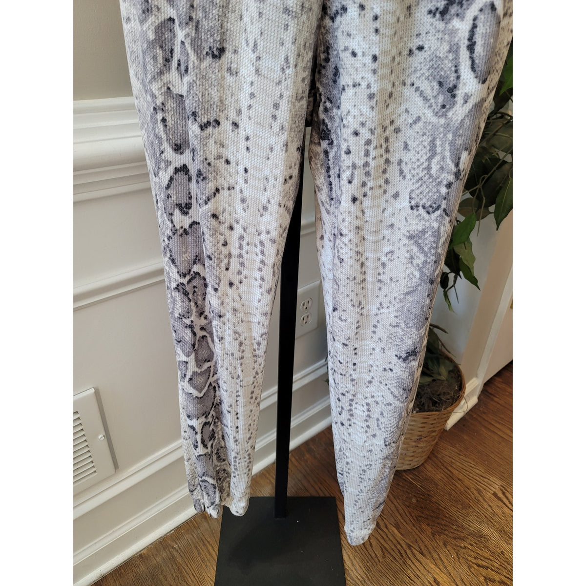 Cherish Snakeskin Print One Shoulder Jumpsuit Women’s Size M Gray White