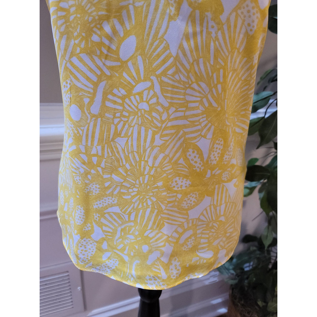 H&M Tank Top Womens Chest SZ 4 Yellow Floral Spaghetti Criss-Cross Strap V Neck