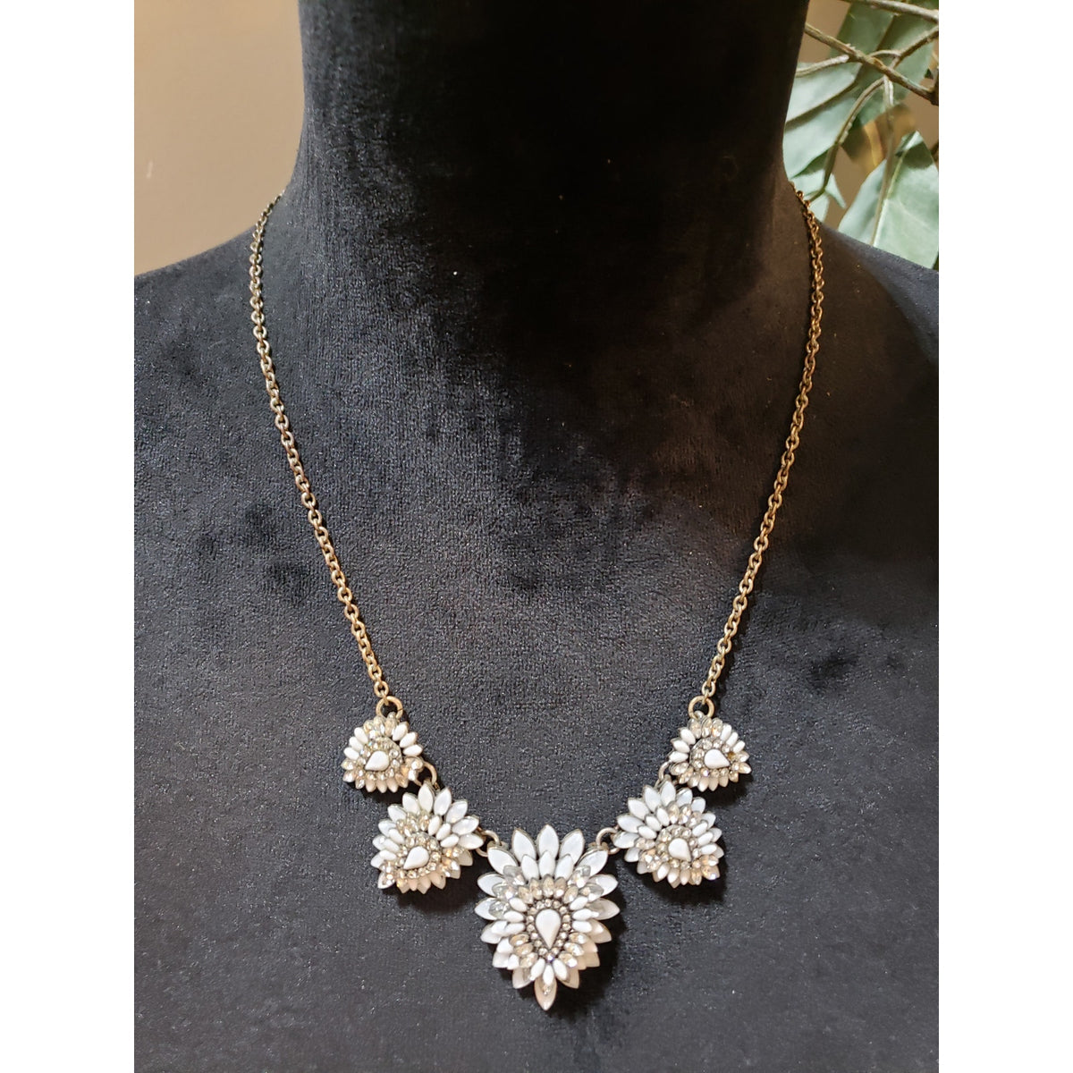 Loft Womens Fashion Floral Crystal Stone Necklace Jewelry with Lobster Clasp
