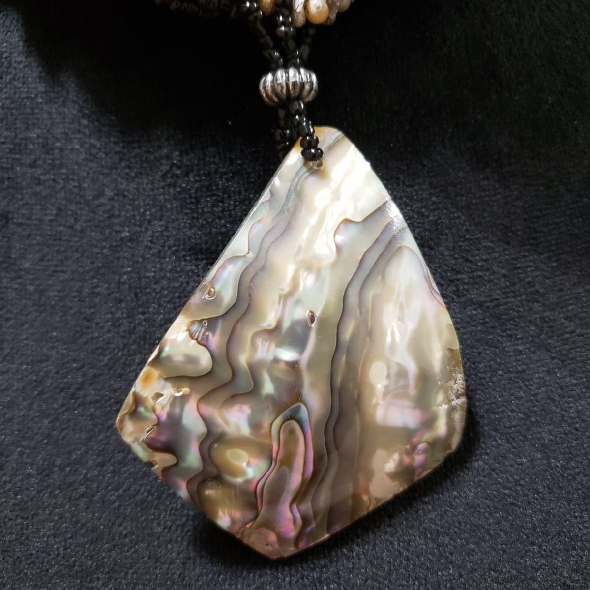 Women Fashion Big Abalone Shell Pendant Beaded Choker Necklace with Toggle Clasp