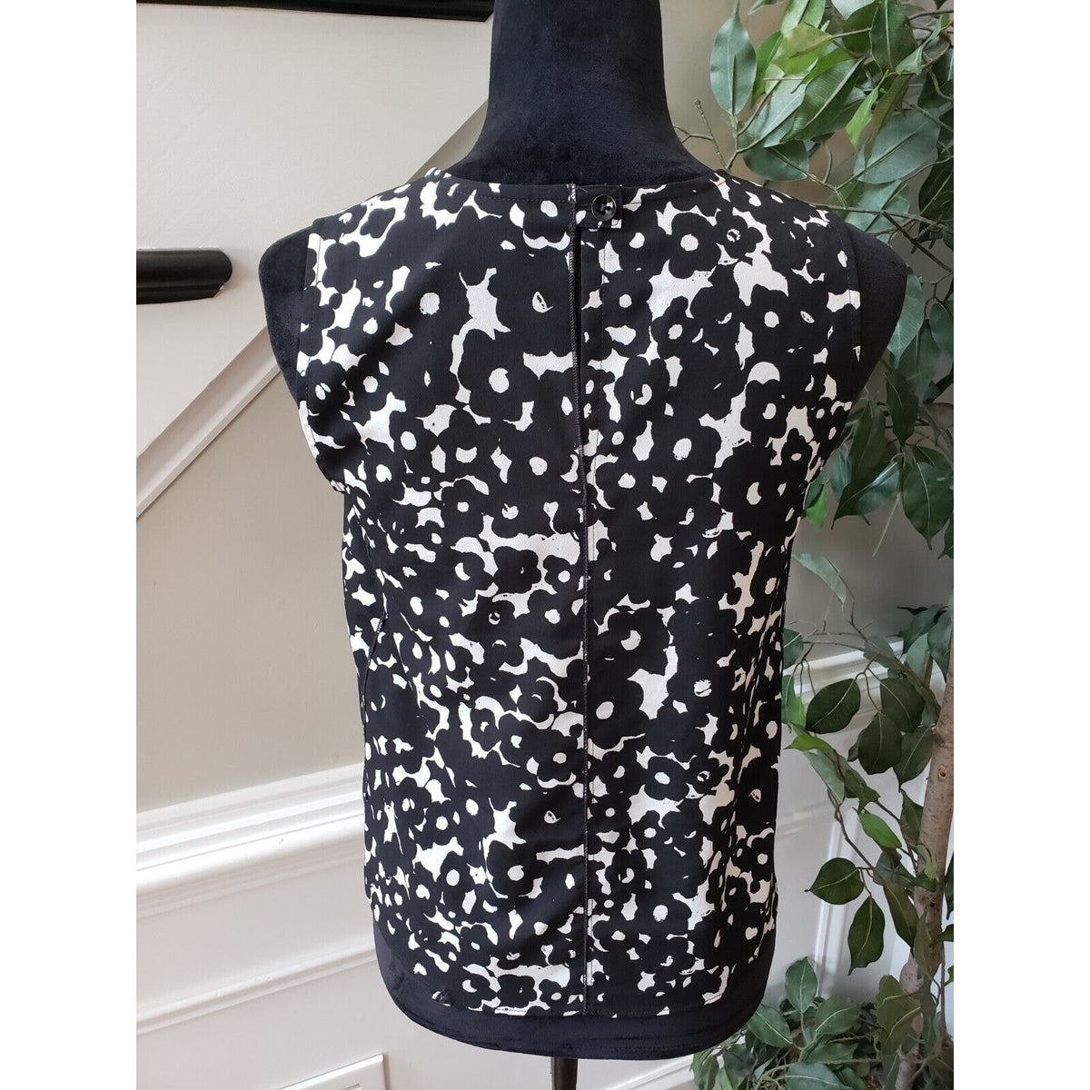 CAbi Women's White Black Floral 100% Polyester Round Neck Sleeveless Top Tank XS