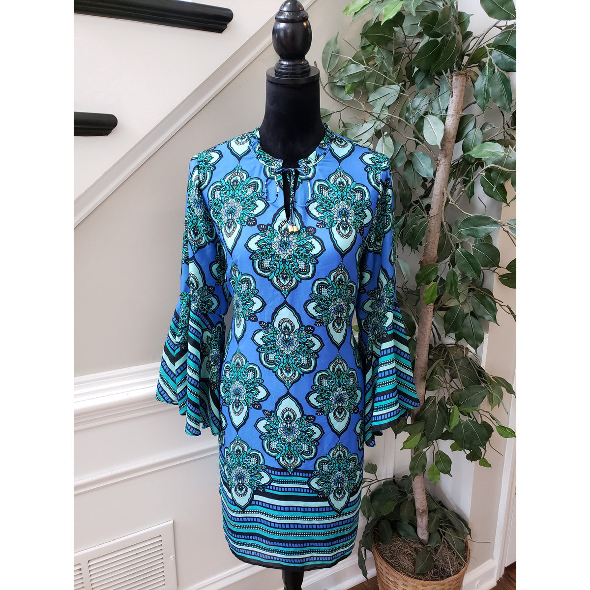 Kaari Shift Dress Women's Size Large Blue & Green Geometric V-Neck Long Sleeve