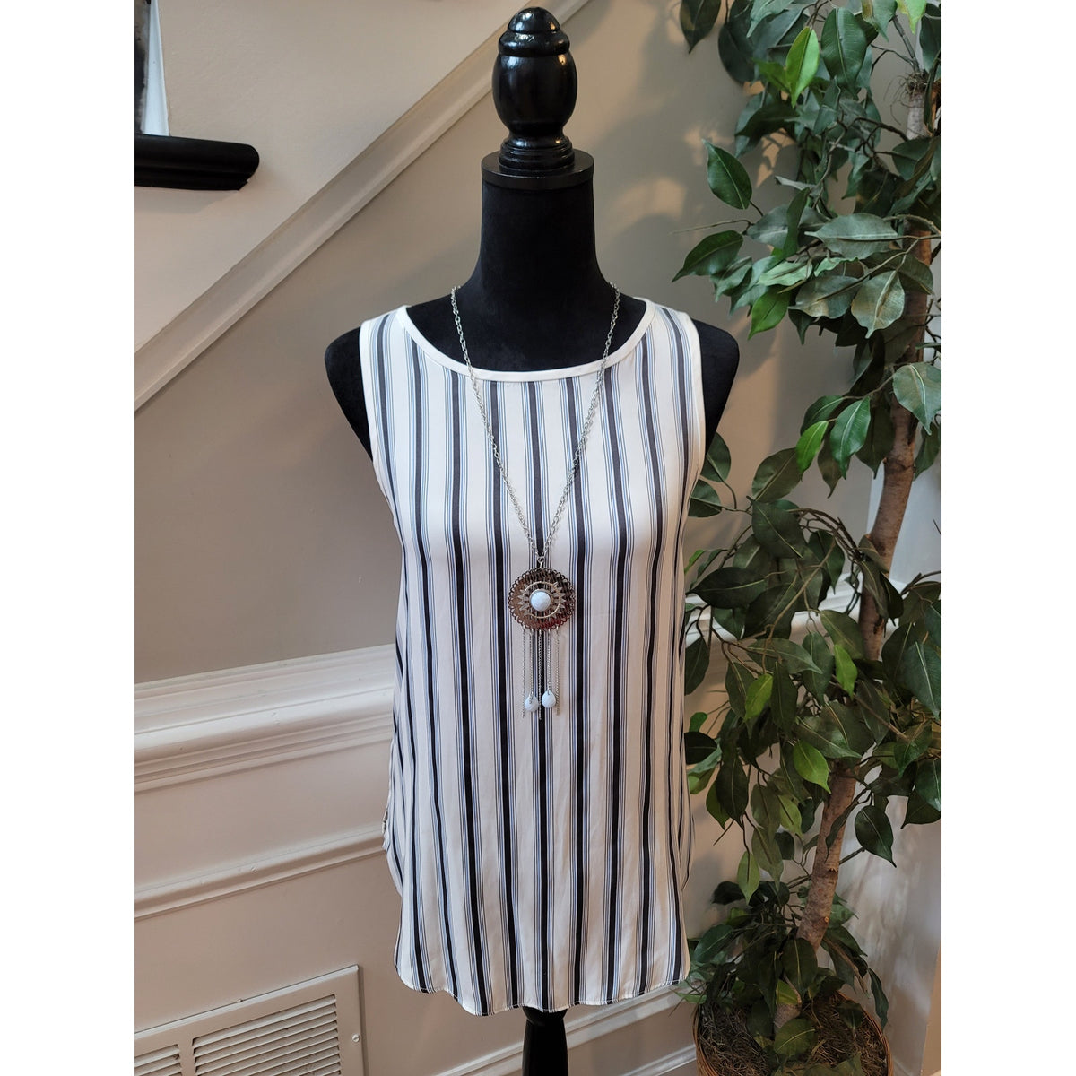 Loft Ann Taylor Tank Top Women's Medium White/Blue Vertical Striped Round Neck