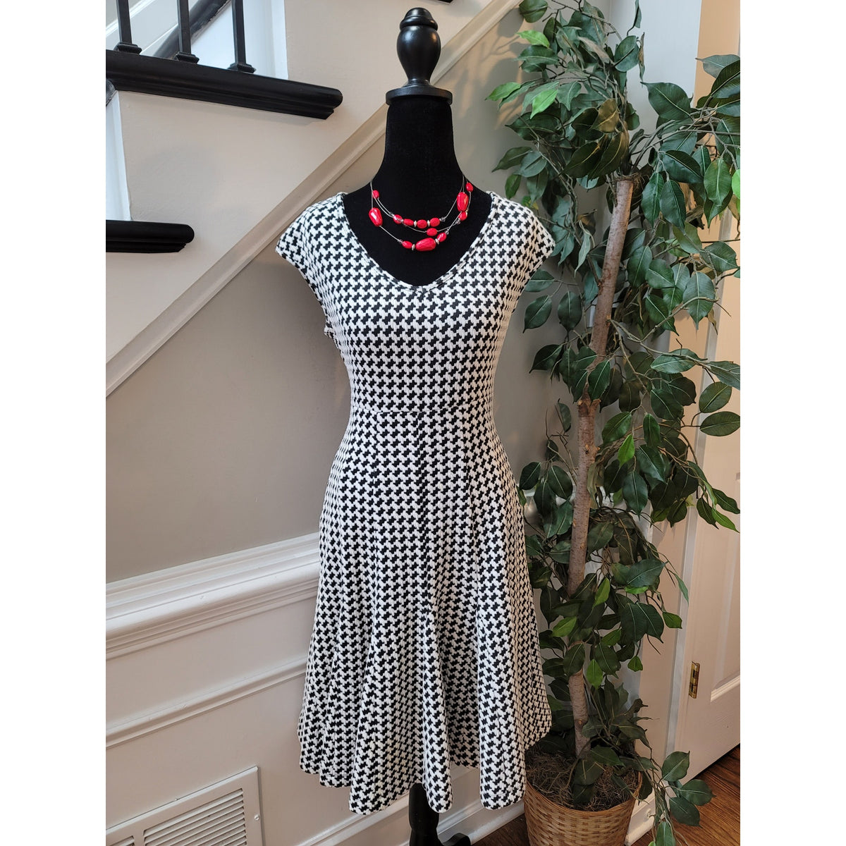 Taylor Dress Houndstooth Women's Size 4 Black White V-Neck Casual Knit