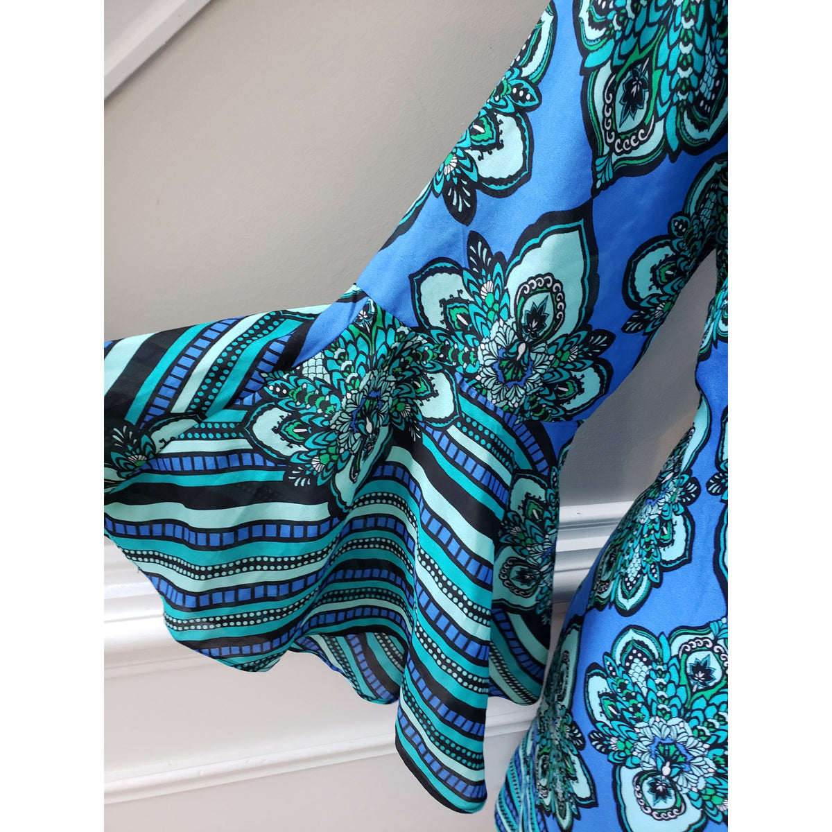 Kaari Shift Dress Women's Size Large Blue & Green Geometric V-Neck Long Sleeve