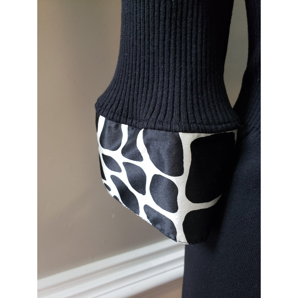 INC Women's Dress Size M Black Knit Contrast Collar Cuff Giraffe Print