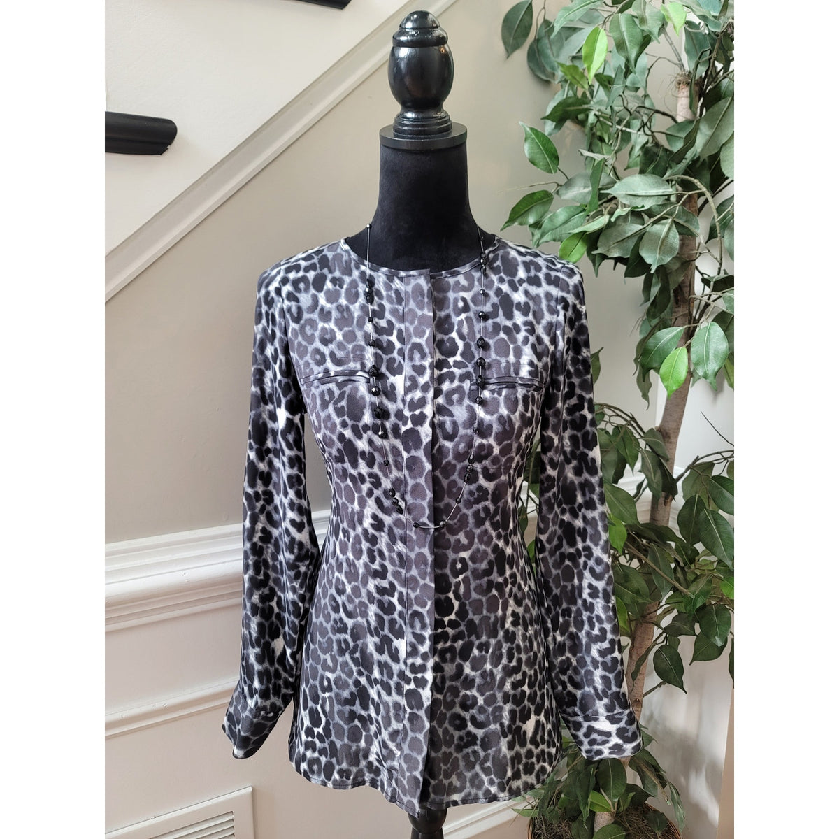 Express Blouse XS Black White Leopard Crew Neck Curved Hem Long Sleeve Button-Up