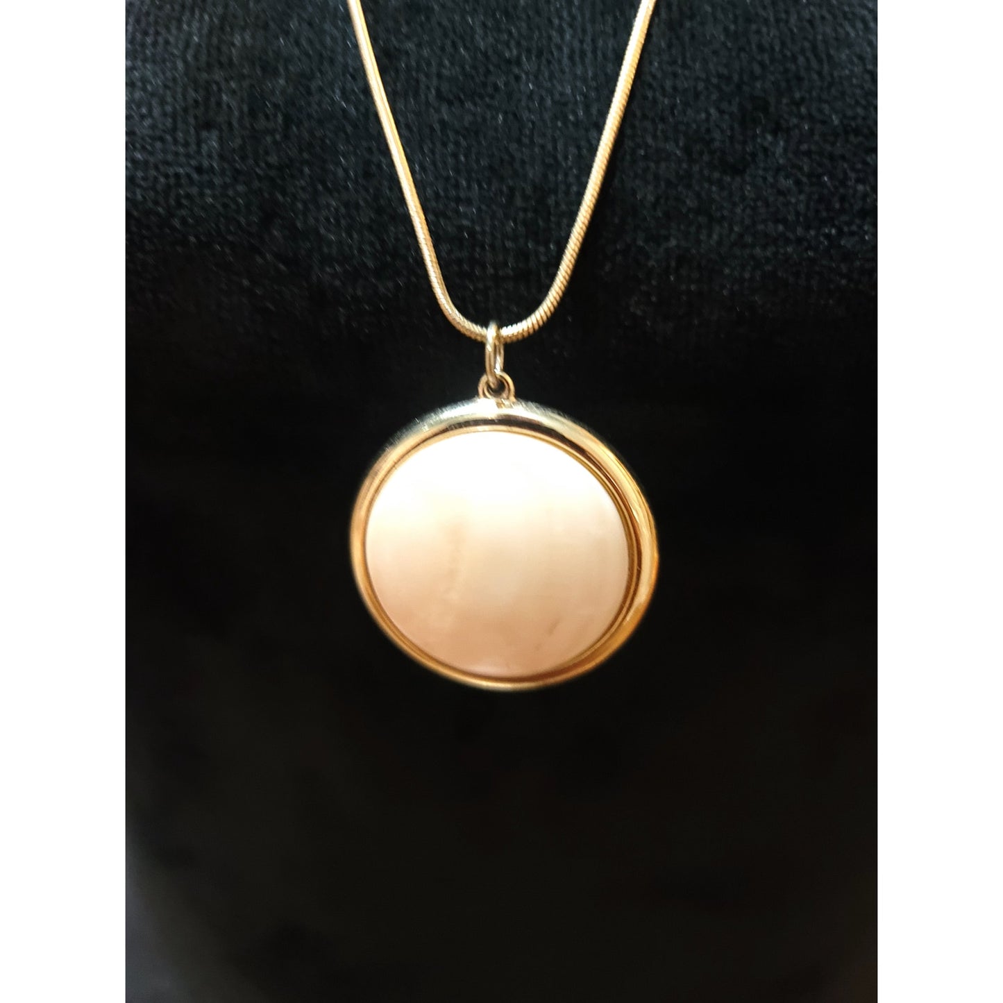 Women's Mother of Pearl Pendant Necklace Gold Tone Chain Lobster Clasp Jewelry