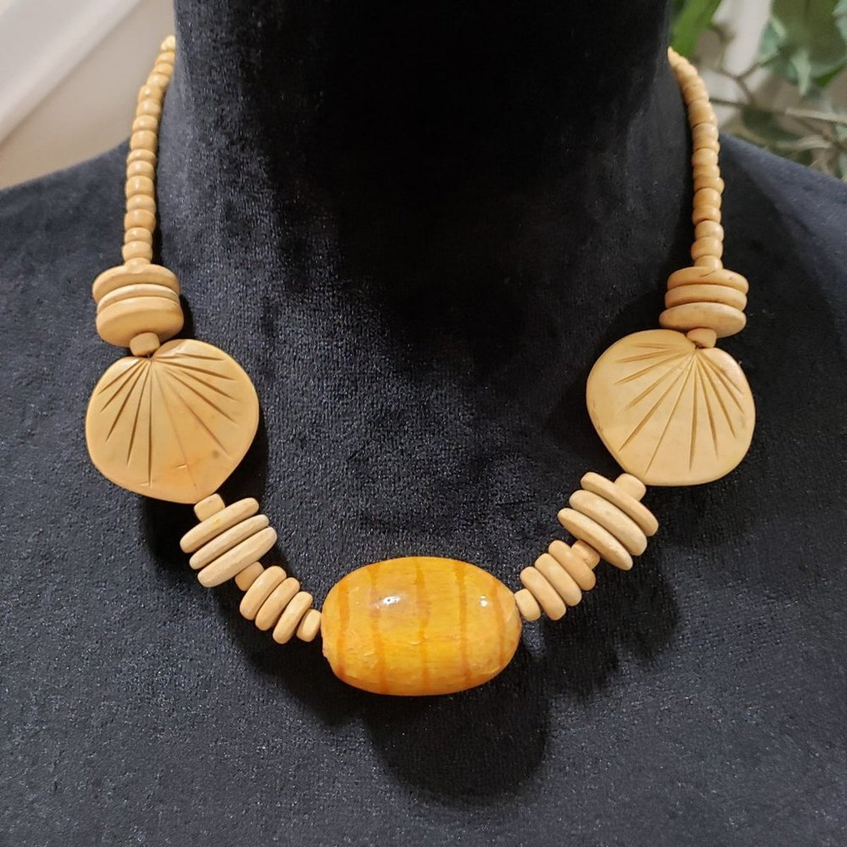 Womens Fashion Carved Wooden Leaf Chunky Beaded Necklace with Magnetic Clasp