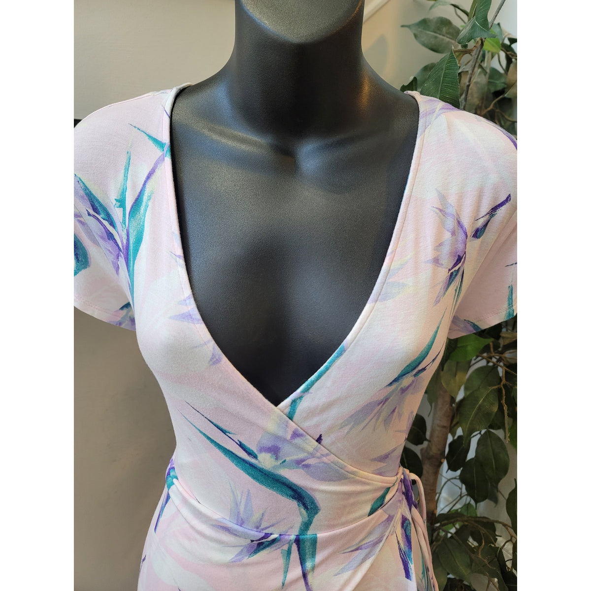 Forever 21 Maxi Dress Women's Size Medium White Blue V-Neck Short Sleeves