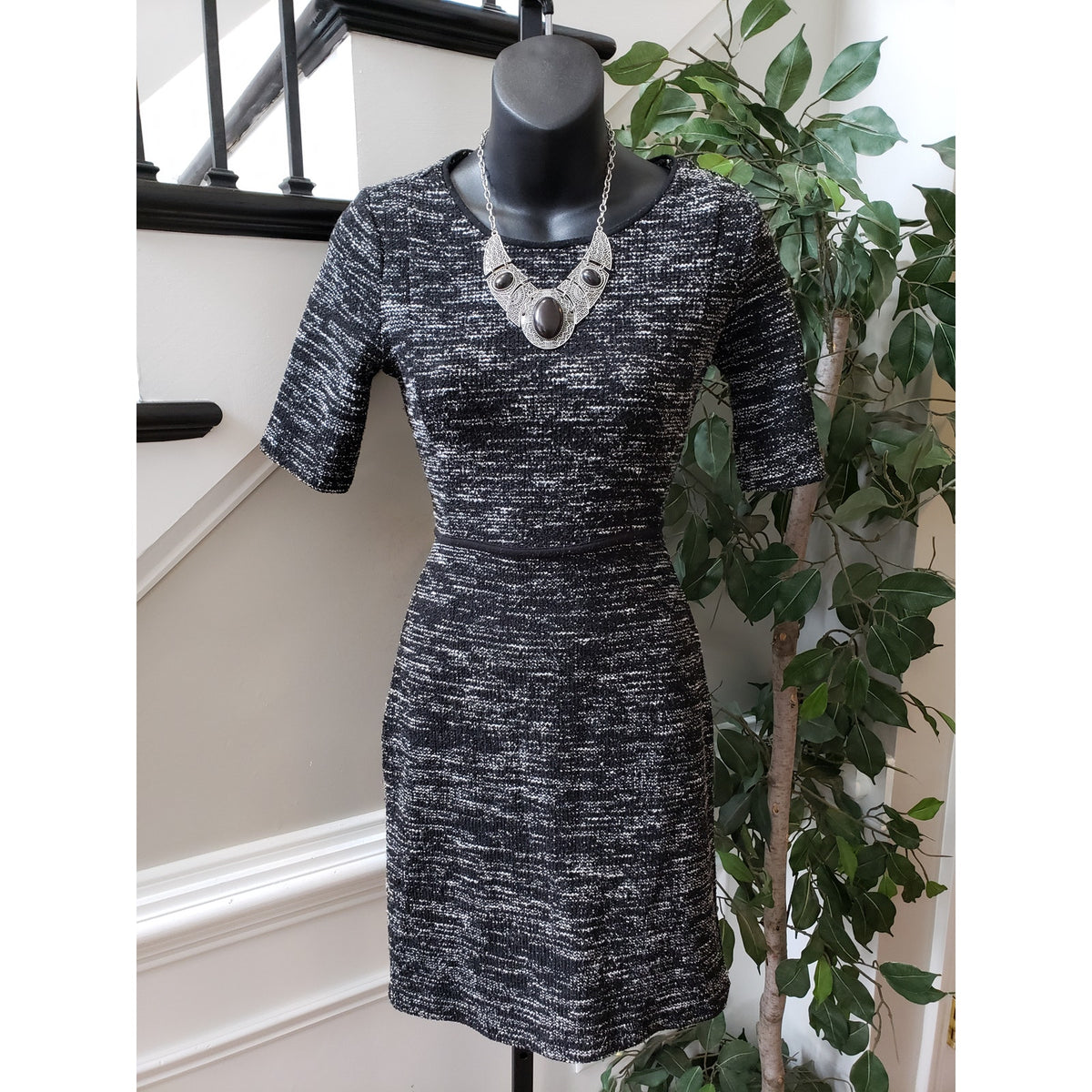 Banana Republic Shift Dress Womens Size 0 Black Space Dye Round Neck Back Zip